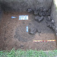 Grube in Fl�¤che 2 in gröþerer Tiefe mit Grubenumriþ