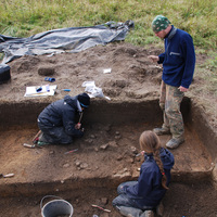 Grube im Planum