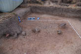 Steine mit umgebender Verf�¤rbung in Fl�¤che 16